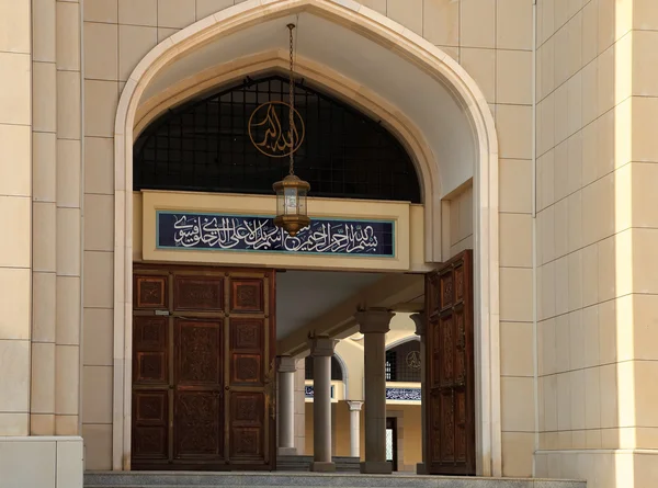 Entrée de la mosquée musulmane. Au-dessus de la porte inscription de t — Photo