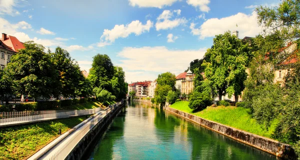 Ljubljana - Slovenya - şehir merkezinde, nehir üzerinde görünümü — Stok fotoğraf