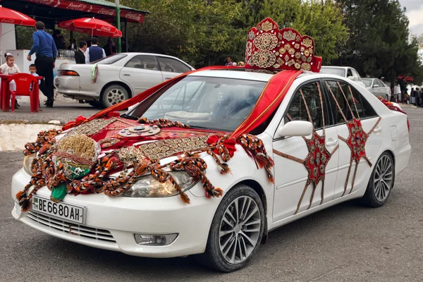 Kov-Ata, Turkménistan - 18 octobre : Voiture de mariée décorée de T — Photo