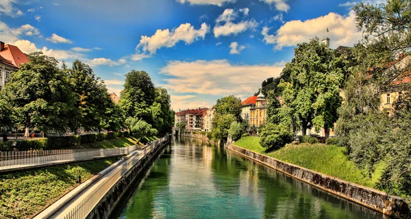 Ljubljana - Slovenya - şehir merkezinde, nehir üzerinde görünümü — Stok fotoğraf