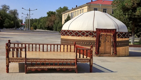 Ethnic nomadic yurt-building and trestle-bed, built for the cele — Stock Photo, Image