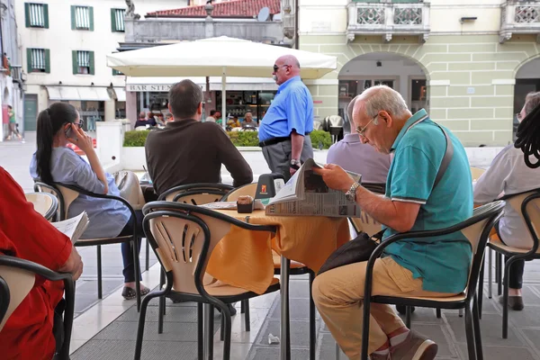 VENICE, MESTRE-June 29, 2014. Elderly man reading a newspaper in — Zdjęcie stockowe