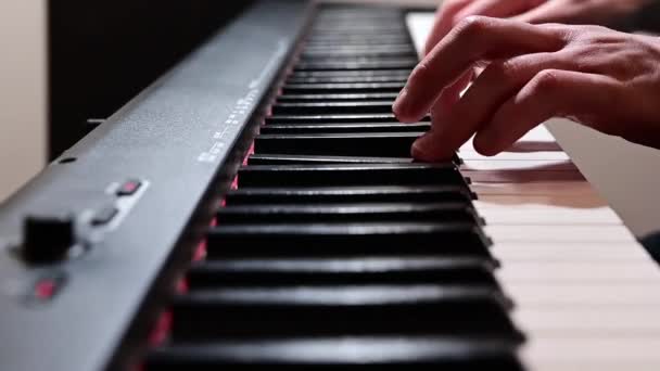 Чоловік Грає Піаніно — стокове відео