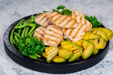 Beslenme menüsü. Mangalda pişirilmiş avokado soslu sağlıklı tavuk filetosu..