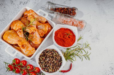 Baharatlı gri tabakta marine edilmiş tavuk budu..