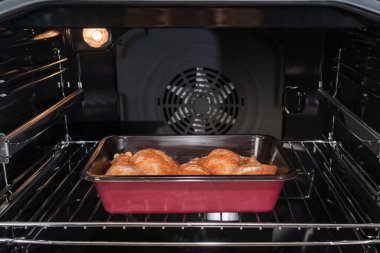 Kızartma için tavuk eti. Fırında et var. Pişirmek için..