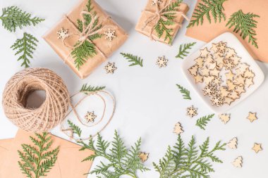 Düz yerde, üst tarafta. Uzayı kopyala Banner fon. Noel kompozisyonu. Noel ağacı dalları, beyaz arkaplanda hediyeler.