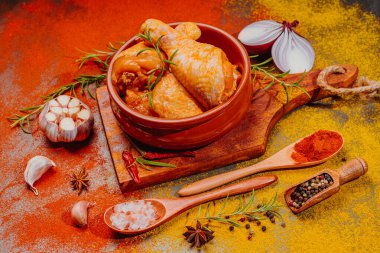 Ahşap arka planda baharatlı marine edilmiş tavuk eti. - Fırında salamura edilmiş tavuk budu..