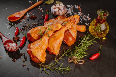 Siyah arka planda baharatlı marine edilmiş tavuk eti. Izgara tavasında tavuk budu. Çiğ marine edilmiş tavuk budu. Taze otlarla kızartılmış tavuk budu.