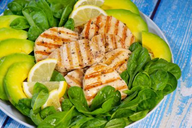 Limon, ıspanak, avokado ve baharatla ızgara tavuk filetosu. Temiz ve dengeli yiyecek konsepti. Üst görünüm