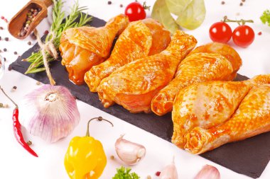 Pişirmek için baharatlı salamura tavuk çubuğu..