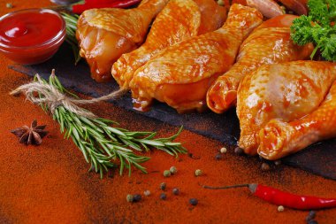 Pişirmek için baharatlı salamura tavuk çubuğu..