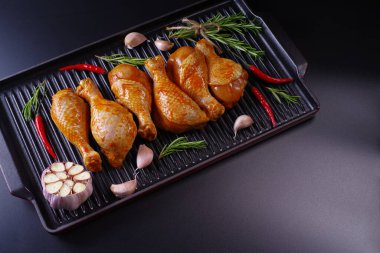 Ogranik yemek ve sağlıklı beslenme kavramı. Bir yığın çiğ tavuk bacağı ya da baharatlı but..