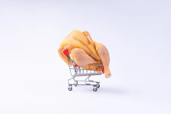 在篮子里的新鲜生鸡 在超市推车里的白色背景的整只鸡 超级市场 饮食食品 白肉鸡肉 免费供应 — 图库照片