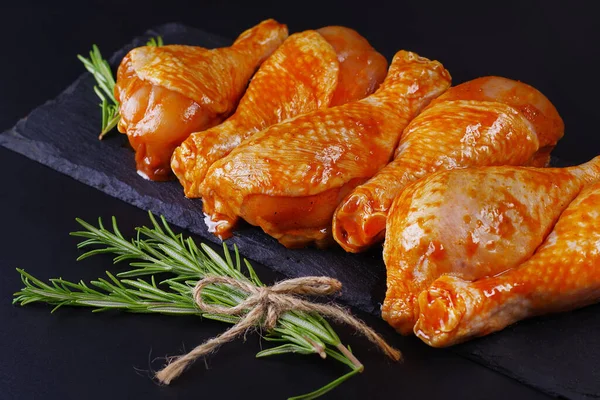 Nyers Csirkelábak Vagy Fűszerezett Csirkelábak Halom — Stock Fotó