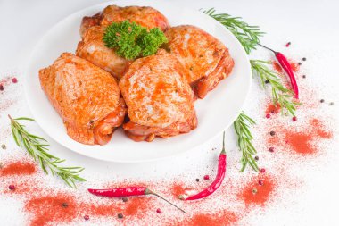 Hafif arka planda beyaz bir tabakta marine edilmiş tavuk budu. Perakende için tavuk. Saf yiyecek. Uygun yiyecekler. Lezzetli kızarmış tavuk budu.