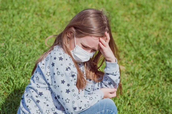 Niña Juega Naturaleza Con Una Máscara Virus Cara Niña Triste —  Fotos de Stock