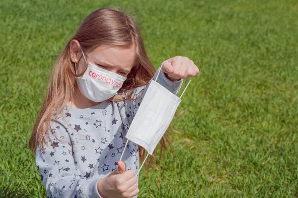 Liten Flicka Leker Naturen Med Mask Från Virus Ansiktet Coronavirus — Stockfoto