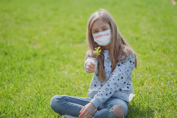 Little Girl Plays Nature Mask Viruses Her Face Coronavirus Children — Stock Photo, Image