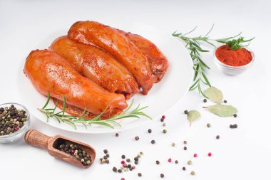 Kırmızı soslu çiğ tavuk filetosu beyaz tabakta baharatlı. Kırmızı salamurada tavuk filetosu..