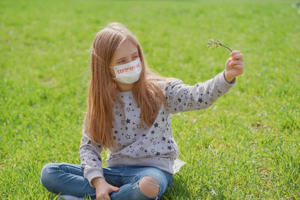 Flu Epidemic Self Isolation Coronavirus Protection Concept Little Girl Protective — Stock Photo, Image