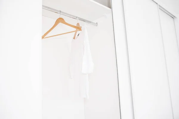 Wardrobe Empty Ramps Sale Store Emptiness Modern Wardrobe One White — Stock Photo, Image