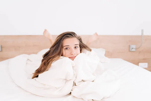 Portré Csinos Fiatal Lány Ágyon Modern Lakásban Reggel Egy Fiatal — Stock Fotó