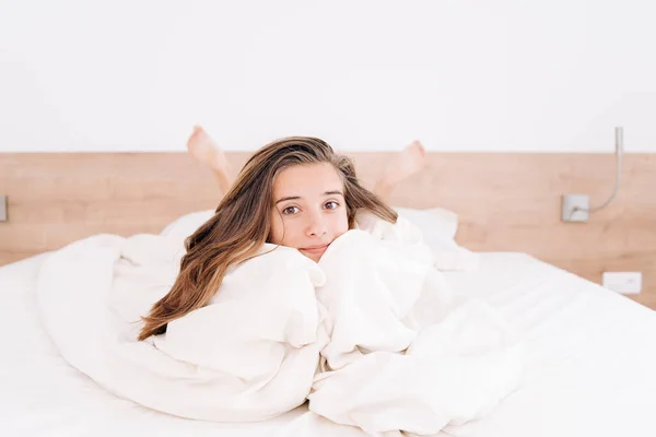 Retrato Menina Bonita Cama Apartamento Moderno Pela Manhã Jovem Mulher — Fotografia de Stock