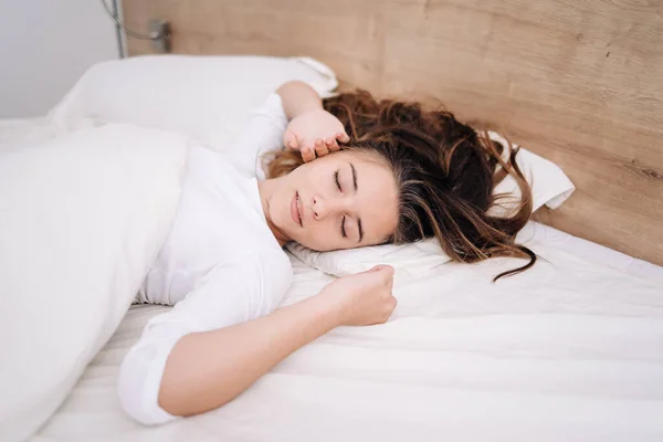 Retrato Una Hermosa Hembra Descansando Una Cama Cómoda Con Almohadas — Foto de Stock