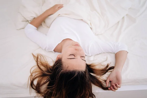 Chica Mañana Después Despertarse Cama Quiere Levantarse Cama Mañana Despertando — Foto de Stock