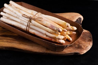 Sağlıklı sebzeler. Mutfak tahtasında beyaz kuşkonmaz. Çiğ organik beyaz kuşkonmaz. Diyet yemek. Daha fazla yemek..