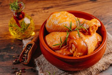 Harika bir manzara. Özel yemek, pişmiş. Baharatlı ızgara tavuk. Salamura edilmiş tavuk budu seramik yuvarlak kızartma tabağı. .