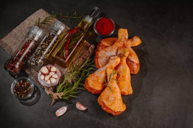 Harika bir manzara. Özel yemek, özel yapım. Salamura edilmiş tavuk budu. Siyah arka plan çiğ tavuk eti ızgarası..