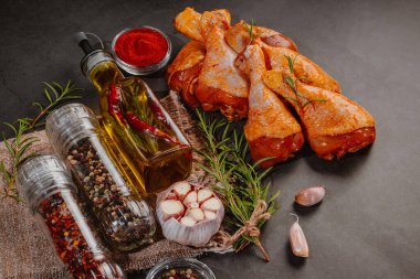 Harika bir manzara. Özel yemek, özel yapım. Salamura edilmiş tavuk budu. Siyah arka plan çiğ tavuk eti ızgarası..