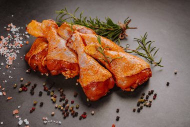 Harika bir manzara. Özel yemek, özel yapım. Salamura edilmiş tavuk budu. Siyah arka plan çiğ tavuk eti ızgarası..