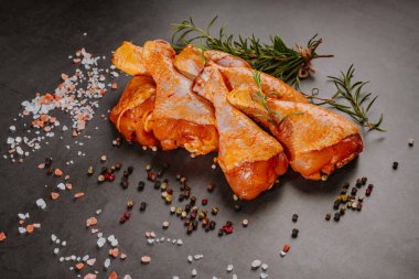 Harika bir manzara. Özel yemek, özel yapım. Salamura edilmiş tavuk budu. Siyah arka plan çiğ tavuk eti ızgarası..