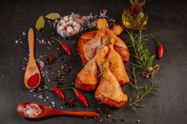 Harika bir manzara. Özel yemek, özel yapım. Salamura edilmiş tavuk budu. Siyah arka plan çiğ tavuk eti ızgarası..