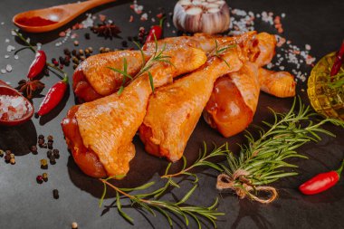 Harika bir manzara. Özel yemek, özel yapım. Salamura edilmiş tavuk budu. Siyah arka plan çiğ tavuk eti ızgarası..