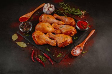 Harika bir manzara. Özel yemek, özel yapım. Salamura edilmiş tavuk budu. Siyah arka plan çiğ tavuk eti ızgarası..