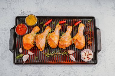 Tavada salamura edilmiş tavuk çubuğu. Manzarası çok güzel. Özel yemek, pişmiş. Pişirmek için baharatlı çiğ tavuk..