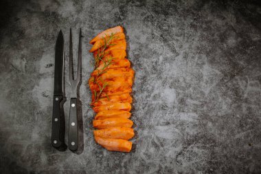 Çiğ et. Diyet yemek. Düşük kalori. İnce dilimlenmiş tavuk filetosu. Gri arka planda baharatlı göğüs.