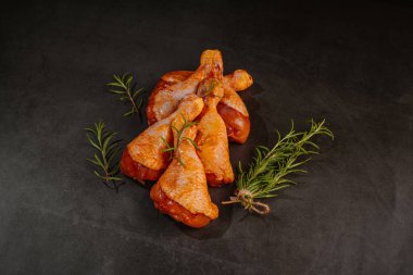 Harika bir manzara. Özel yemek, özel yapım. Salamura edilmiş tavuk budu. Siyah arka plan çiğ tavuk eti ızgarası..