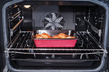 Tepside tavuk eti var. Fırında çiğ but. Fırında tavuk budu..