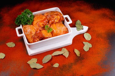 Taze tavuk eti. Çiğ salamura edilmiş tavuk butları ızgara ve bonfile için. Terbiye edilmiş çiğ tavuk budu.. .