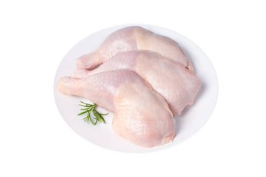 Tüm Tavuk Bacağı Beyaz Tabak İzole Nesne Beyaz Arkaplan Çiğ Tavuk eti. Çiğ et ürünleri..