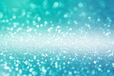 Mavi arka plan. Yumuşak odaklanma. Seçici odaklanma. Işığı söndür. Soyut tatil geçmişi, güzel parlak Noel ışıkları, parlayan sihirli bokeh..