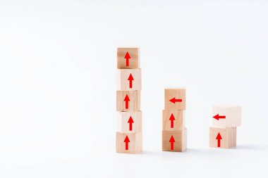 Ticari girişimde rekabetçi avantaj kavramı. İş, mali veya ekonomik büyüme kavramı, kalkınma stratejisi ve eylem planı kavramı, tahta bloklar, kopyalama alanı.