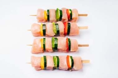 Sebzeli, biberli ve kabaklı tavuk şişi. izole et.