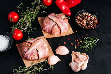 Izgara hamburger. Ahşap mutfak tahtasında çiğ tavuk burger. Biberiye dalı, domates, sarımsak, kırmızı biber ve baharat. Anında Et.