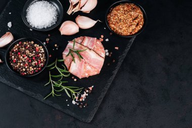 Izgara hamburger. Kopya uzay. Çiğ tavuk burger. Biberiye dalı ve baharatlı. Anında Et.